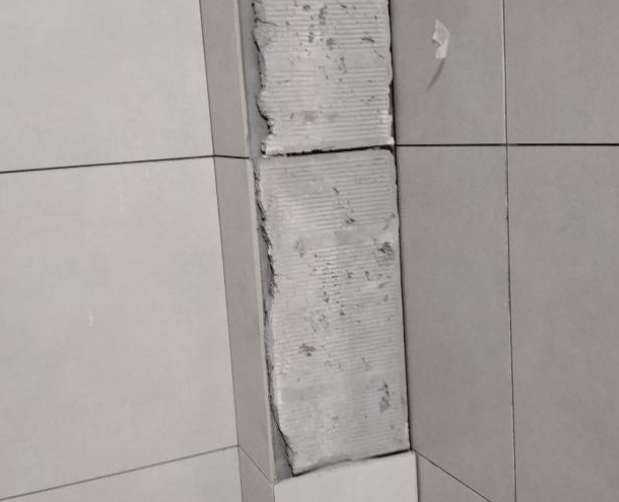 肥西瓷砖空鼓维修公司分享下瓷砖施工前基层浇水润湿程度不足，可能导致以下问题